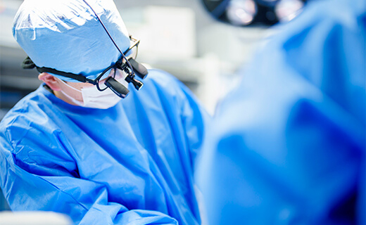 年間800件以上（月70件超）の手術実績